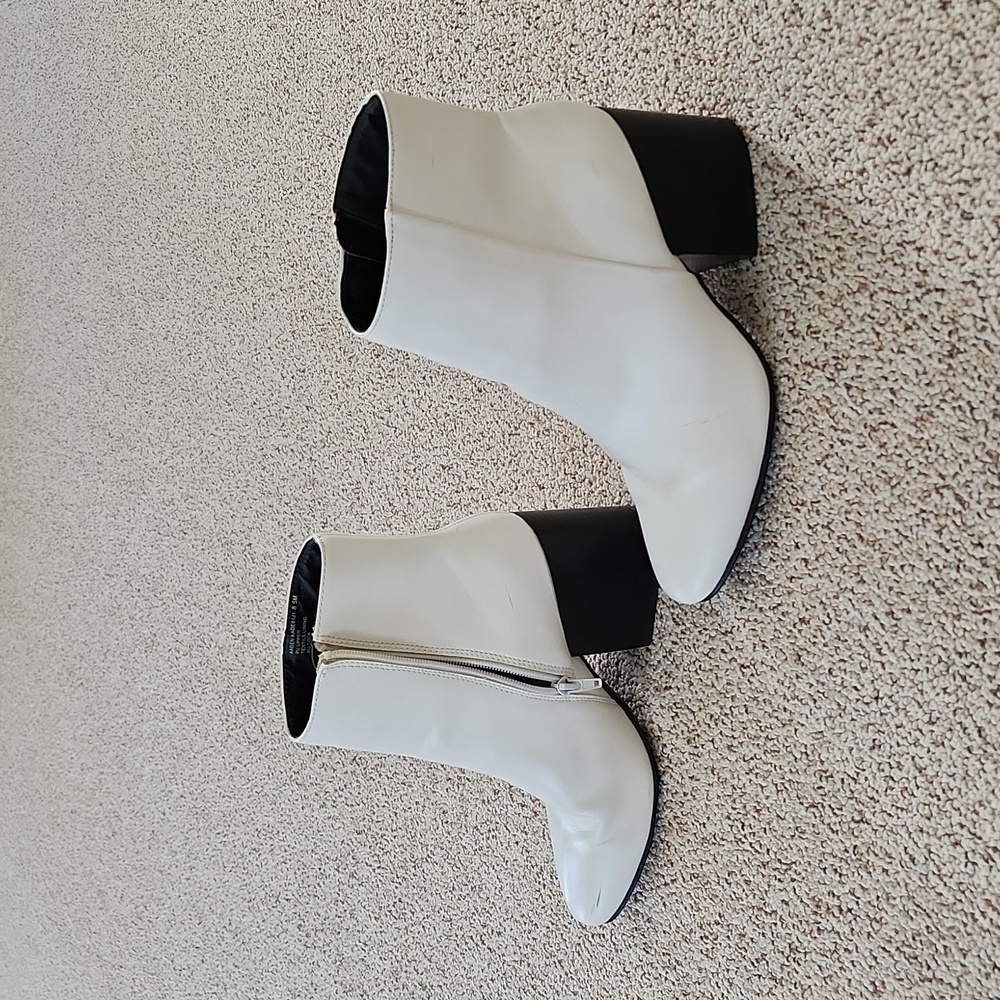 Madden Girl Aaden Bootie White, size 8.5 M